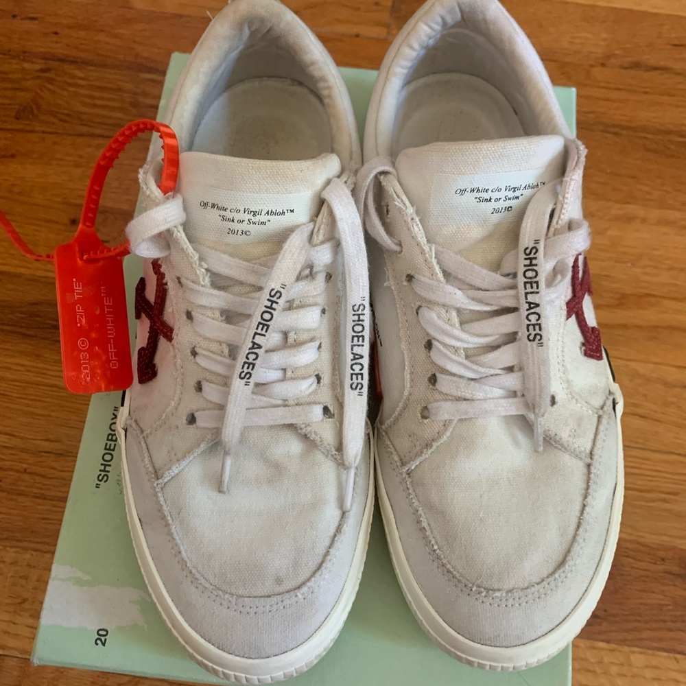 Off-White vulva sneaker